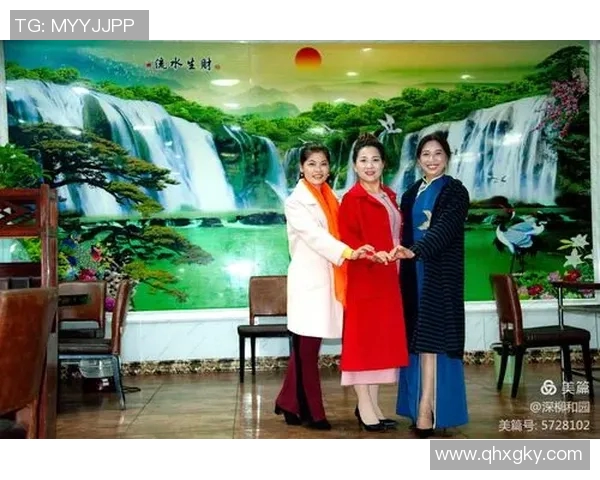 与足球明星同款合影的女生们展现魅力与风采的精彩瞬间